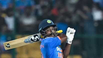 അലക്ഷ്യം, അവിശ്വസനീയം; വിക്കറ്റ് വലിച്ചറിഞ്ഞ് സഞ്ജു സാംസണ്, ഗോള്ഡന് ഡക്ക്! ഇന്ത്യക്ക് കൂട്ടത്തകര്ച്ച