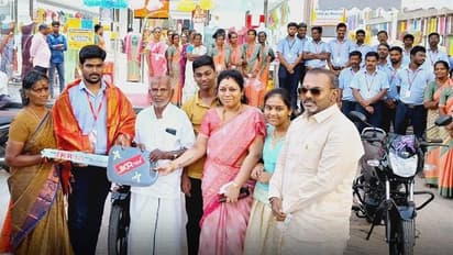 பொங்கல் பரிசாக பைக் கொடுத்து அசத்திய ஜவுளிக்கடை உரிமையாளர்! ஊழியர்கள் உற்சாகம்!