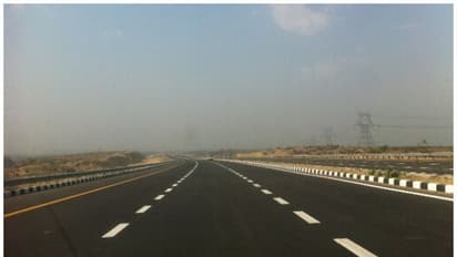 ഹൈവേയിൽ കിടന്ന മൃതദേഹത്തിലൂടെ കയറിയിറങ്ങിയത് നിരവധി വാഹനങ്ങൾ; ഷവൽ ഉപയോഗിച്ച് അവശിഷ്ടങ്ങൾ എടുത്തുമാറ്റി പൊലീസ്