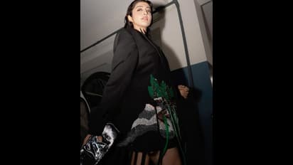 లుక్కు మార్చి సర్ప్రైజ్ చేసిన అత్తారింటికి దారేది బ్యూటీ.. బ్లాక్ బ్లేజర్ లో కేక పెట్టించే ఫోజులు 