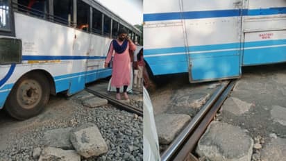 കെഎസ്ആർടിസി ബസ് പാളത്തിൽ കുടുങ്ങി, ട്രെയിൻ കുതിച്ചെത്തുന്നതിന് തൊട്ടുമുമ്പെ തള്ളി നീക്കി, ഒഴിവായത് വൻദുരന്തം