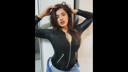 బ్లాక్ లెదర్ టాప్ లో మైండ్ బ్లాక్ చేస్తున్న 'బ్రో' బ్యూటీ.. క్రేజీ ఫోజులు వైరల్ 