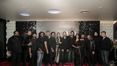 సలార్ సక్సెస్ పార్టీ.. మైండ్ బ్లోయింగ్ లుక్ తో దర్శనమిచ్చిన ప్రభాస్, ఇది కదా ఫ్యాన్స్ కి కావలసింది 