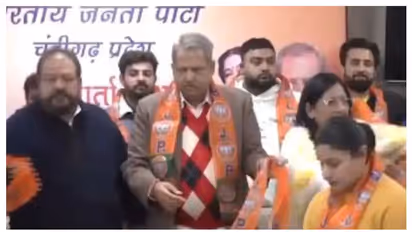 കാലുമാറ്റം തുടരുന്നു, നിരവധി ആംആദ്മി, കോൺഗ്രസ് പ്രവർത്തകർ പാർട്ടിവിട്ടു, ഇനി ബിജെപിക്കൊപ്പം