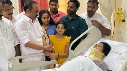 'അമ്മയ്ക്ക് കൂട്ടിരിക്കുകയാണ് പാർവണേന്തു, വേഗം വീട്ടിലേക്ക് പോകാൻ'; അഞ്ചാം ക്ലാസുകാരിയെ പരിചയപ്പെടുത്തി സതീശൻ