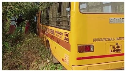 കൊണ്ടാഴി ചെക്ക് ഡാമിന് സമീപം സ്കൂൾ ബസ് കനാലിലേക്ക് ചെരിഞ്ഞു; ബസ്സിൽ 30 കുട്ടികൾ, ദുരന്തം ഒഴിവായത് തലനാരിഴക്ക്