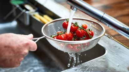 അടുക്കളയിലെ സിങ്കിന് താഴെ ഇവയൊന്നും വയ്ക്കരുത്...