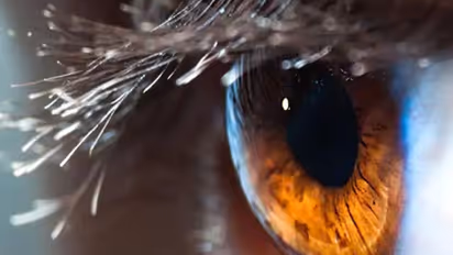 കണ്ണിന് സ്ട്രെയിന് അനുഭവപ്പെടുന്നുണ്ടോ? ഇത് ഒഴിവാക്കാന് വീട്ടില് പരീക്ഷിക്കാം ഈ പൊടിക്കൈകള്...