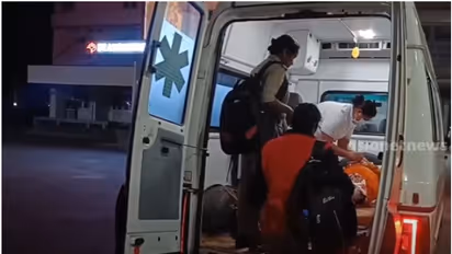 നായയെ നോക്കാൻ ആളില്ലെന്ന് പറഞ്ഞ് മകൻ മുങ്ങി; മക്കൾ തിരിഞ്ഞുനോക്കാത്ത വയോധികയെ ആശുപത്രിയിലെത്തിച്ച് പൊലീസ്