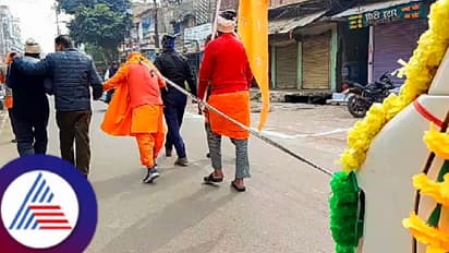 ತಲೆಗೂದಲಿಗೆ ಹಗ್ಗ ಕಟ್ಟಿ ರಾಮರಥ ಎಳೆದ ಸ್ವಾಮೀಜಿ;  ಮಧ್ಯಪ್ರದೇಶದಿಂದ ಅಯೋಧ್ಯೆಗೆ ಬರೋಬ್ಬರಿ 566 ಕಿಮೀ ಪ್ರಯಾಣ! 