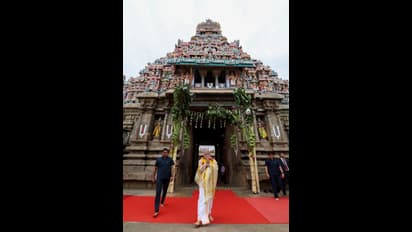 ஸ்ரீ ரங்கம் கோயிலில் வேஷ்டி, சட்டையில் சாமி தரிசனம் செய்த பிரதமர் மோடி.. 