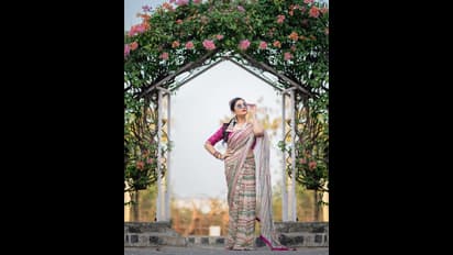 రెట్రో స్టైల్ లో శ్రీముఖి అదిరిపోయే ఫోజులు.. సొగసంతా చీరలో దాచేసిన క్రేజీ యాంకర్ 