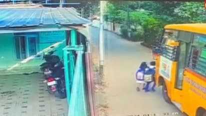 ഇറങ്ങിയ ബസിന് മുന്നിലൂടെ റോഡ് മുറിച്ചുകടന്ന കരുന്നുകൾ, കാണാതെ വണ്ടിയെടുത്ത ഡ്രൈവര്; ശ്രദ്ധ വേണമെന്ന് MVD