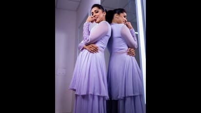 రష్మి గౌతమ్‌ డబుల్‌ ట్రీట్‌.. వాయిలెట్‌ కలర్‌ డ్రెస్‌లో కిర్రాక్‌ పోజులు.. వీకెండ్‌ స్టఫ్‌ అదిరింది..