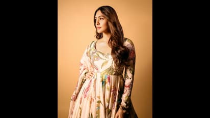 ಕಲರ್‌ಫುಲ್ ಡ್ರೆಸ್‌ನಲ್ಲಿ ಕಣ್ಮನ ಸೆಳೆದ ಸೀತಾ ರಾಮಂ ನಟಿ: ಮೃಣಾಲ್ ಅಂದಕ್ಕೆ ನಗುವೆ ಬಂಗಾರ ಎಂದ ಫ್ಯಾನ್ಸ್‌!