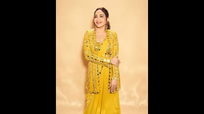 ಯೆಲ್ಲೋ ಸೀರೆಯಲ್ಲಿ ಧಡ್ಕನ್‌ ಚೆಲುವೆ ಮಾಧುರಿ ದೀಕ್ಷಿತ್: ನಿಮ್ಮ ರಿಯಲ್ ಏಜ್ ಗೆಸ್ ಮಾಡೋದು ಭಾರೀ ಕಷ್ಟ ಎಂದ ಫ್ಯಾನ್ಸ್‌!