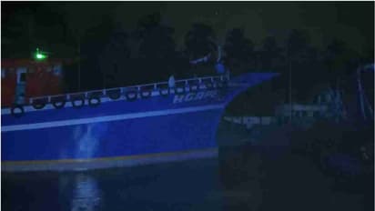 തീരക്കടലില്‍ നിരോധിച്ച കരവലി മത്സ്യബന്ധനം; ബോട്ടുകള്‍ പിടിച്ചെടുത്തു, പിഴയായി ഈടാക്കിയത് രണ്ടര ലക്ഷം വീതം