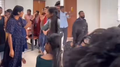 'ആദ്യമായിട്ടാണ് ഈ സാധനം കൃത്യസമയത്ത് പൊട്ടിയത്', ചീത്തപ്പേര് മാറ്റിയ പാര്ട്ടി പോപ്പര്; വൈറലായി വീഡിയോ