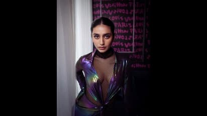 మైండ్ బ్లోయింగ్ డ్రెస్ లో సొగసు వల విసురుతున్న ప్రియా వారియర్.. గ్లామర్ ఫోజులకు యువత విలవిల