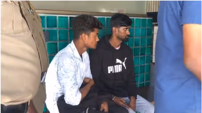 ബംഗളൂരുവിൽ നിന്ന് ടൂറിസ്റ്റ് ബസിൽ യുവാക്കളുടെ യാത്ര, ആർക്കും സംശയം തോന്നില്ല! ബാഗ് തുറന്നപ്പോൾ നിറയെ കഞ്ചാവ്