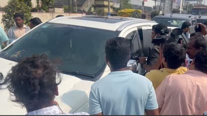 షర్మిల కాన్వాయ్‌ని అడ్డుకున్న పోలీసులు : భయపడుతున్నారా.. సార్.. అంటూ షర్మిల ఘాటు వ్యాఖ్యలు