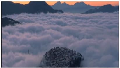 'സ്വര്‍ഗ്ഗ നഗരമോ ഇത്?'; ഒഴുകി നടക്കുന്ന മേഘങ്ങള്‍ക്കിടിയില്‍ ഉയര്‍ന്നു നില്‍ക്കുന്ന നഗരം !