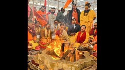 ఆయోధ్యః కళ్లకి నల్ల అద్దాలు, పట్టుచీరలో ఆలయాన్ని క్లీన్‌ చేసిన కంగనా రనౌత్‌..  యాగం 