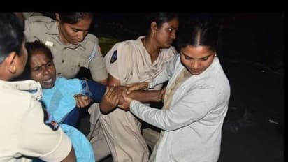 అంగన్వాడీల 'ఛలో విజయవాడ' ఉద్రిక్తం ... అర్థరాత్రి నిరాహారదీక్షా శిబిరంపై పోలీసుల ఉక్కుపాదం 