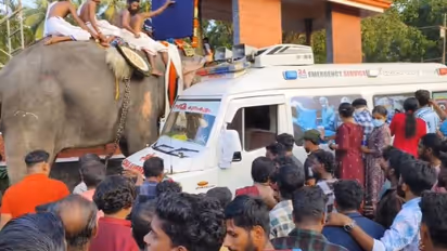 പാര്ക്കാടി പൂരത്തിനിടെ ആന ഇടഞ്ഞു, ആൾക്കൂട്ടത്തിൽ 13കാരി തലകറങ്ങിവീണു, വാദ്യ കലാകാരന്റെ മുഖത്ത് നാല് തുന്നൽ