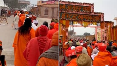 అయోధ్య రామాలయంలో సాధువులపై పూలవర్షం కురిపించిన 'హనుమంతుడు'.. వీడియో