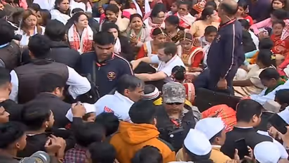 அசாம் கோயிலுக்குள் செல்ல ராகுல் காந்திக்கு அனுமதி மறுப்பு; வாகனம் மீது தாக்குதல் - உச்சக்கட்ட பரபரப்பு!