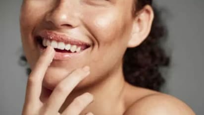 ചുണ്ടുകള് വരണ്ടുപൊട്ടുന്നത് തടയാന് വീട്ടില് പരീക്ഷിക്കാം ഈ എട്ട് പൊടിക്കൈകള്...