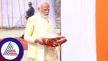 ಬೆಳ್ಳಿ ಛಾತ್ರ ಹಿಡಿದು ರಾಮಮಂದಿರಕ್ಕೆ ಆಗಮಿಸಿದ ಪ್ರಧಾನಿ ಮೋದಿ, ಕೆಲವೇ ಕ್ಷಣಗಳಲ್ಲಿ ಪ್ರಾಣಪ್ರತಿಷ್ಠೆ!