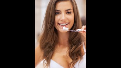 பல் தேய்க்கும் முன் ஒரு டம்ளர் தண்ணீர் மட்டும் குடித்தால் நினைத்து பார்க்க முடியாத  பலன்கள்!!