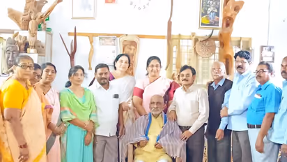 మనషులను కలిపేదే కవిత్వం