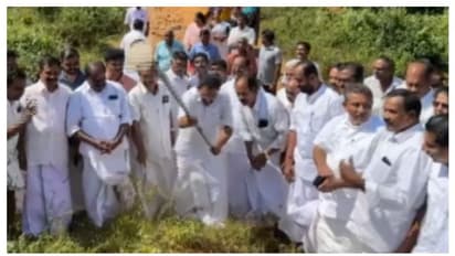 'വിദ്യാലയമാണ്, വഴിയടയ്ക്കരുത്'; ആന്‍റോ ആന്‍റണി എംപിയുടെ നേതൃത്വത്തിൽ റോഡ് വെട്ടി പ്രതിഷേധം