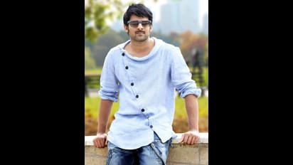 ప్రభాస్‌, హనురాఘవపూడి మూవీ స్టోరీ లైన్‌ ఇదే ? .. `రాధేశ్యామ్‌` ని గుర్తుచేసుకుంటూ ఫ్యాన్స్ గగ్గోలు