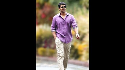 కృష్ణంరాజు ముందే హీరోయిన్ తో ప్రభాస్ ఘాటు  రొమాన్స్..?