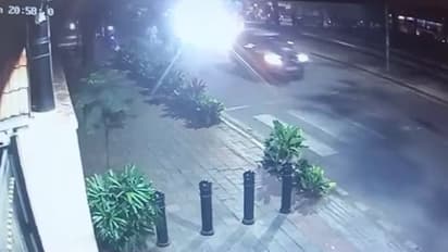 കാറുകൾ ഉരസി, പിന്നാലെ വാക്കേറ്റം, ബോണറ്റിലേക്ക് ചാടിക്കയറിയ യുവാവുമായി കുതിച്ച് പാഞ്ഞ് ആഡംബര കാർ, കേസ്