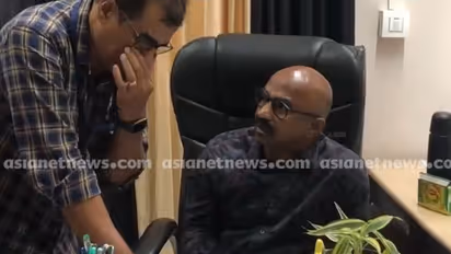 വിദേശ മദ്യവും കേക്കും ചോക്ലേറ്റും അഞ്ച് ലക്ഷം രൂപയും; കൈക്കൂലി കേസിൽ ജയിലിലായ ഉദ്യോഗസ്ഥന് സസ്പെൻഷൻ