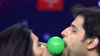 గేమ్ పేరుతో వేదికపై డైరెక్ట్ గా లిప్ కిస్సులు, మధ్యలో ఉండి చేయిస్తున్న రష్మీ.. హైపర్ ఆది పరువు గోవిందా.. 