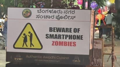 'സ്മാർട്ട്ഫോൺ സോംബികളെ സൂക്ഷിക്കുക'; വൈറലായ ആ ബോർഡിന് പിന്നിലെന്ത്?