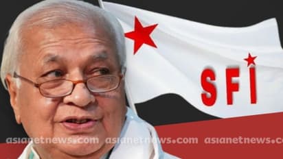 ഗവര്ണറെ വിടാതെ എസ്എഫ്ഐ; കളമശേരിയിൽ കരിങ്കൊടിയുമായെത്തി, അറസ്റ്റ് ചെയ്യുമെന്ന് പൊലീസ്, പിന്നാലെ മടങ്ങിപ്പോയി