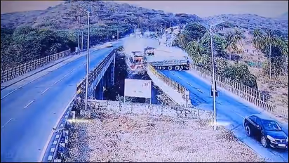 വാഹനങ്ങൾ കൂട്ടയിടിച്ച് കാറിന് തീപിടിച്ചു; നാല് യാത്രക്കാർക്ക് ദാരുണാന്ത്യം, കാർ രണ്ടായി പിളർന്നു -വീഡിയോ