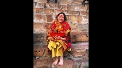 ఫ్యామిలీతో కలిసి  తమన్నా ప్రత్యేక పూజలు.. మేకప్‌ లేకుండా ఆపిల్‌ పండులా మెరిసిపోతున్న మిల్కీ బ్యూటీ