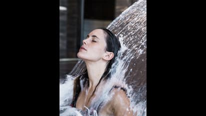 உடம்பில் எந்த ஆடையும் இல்லாமல் நிர்வாணமாக குளிப்பது சரியா? தவறா?