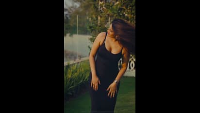 బ్లాక్ డ్రెస్ లో నిధి అగర్వాల్ కవ్వింత.. ముద్దులు కురిపిస్తూ ఇస్మార్ట్ బ్యూటీ ఘాటు ఫోజులు 