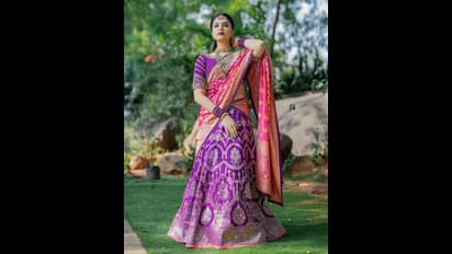 చూడచక్కని చీరకట్టి... కుర్ర గుండెలకు తీపి గాయం చేస్తున్న శ్రీముఖి.. బ్యూటీఫుల్ స్టిల్స్ చూశారా!