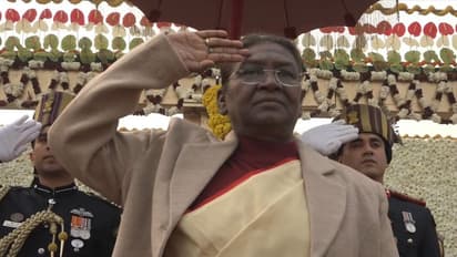 75ஆவது குடியரசு தினம் – மூவர்ணக் கொடியை ஏற்றி வைத்த குடியரசுத் தலைவர் திரௌபதி முர்பு!