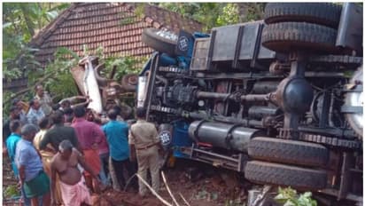 ബോർവെൽ ലോറിയും പിക്കപ്പും കൂട്ടിയിടിച്ച് പത്തടി താഴ്ചയിലേക്ക് വീണു; ഒരാൾ മരിച്ചു